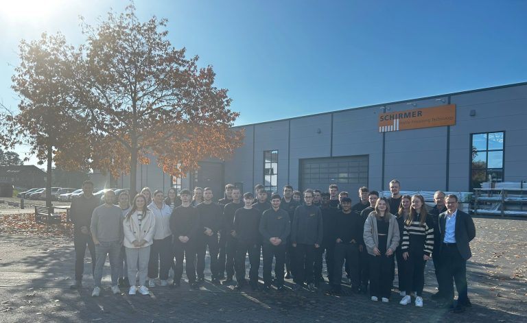 Im Kreis Gütersloh nutzen die Schirmer Maschinen GmbH und die Wirus Fenster GmbH & Co. KG die örtliche Nähe, um die Ausbildung ihres Fachkräftenachwuchses abwechslungsreicher zu gestalten. Beide Unternehmen praktizieren seit Oktober 2024 einen Auszubildendenaustausch. (Fotos: Schirmer Maschinen)
