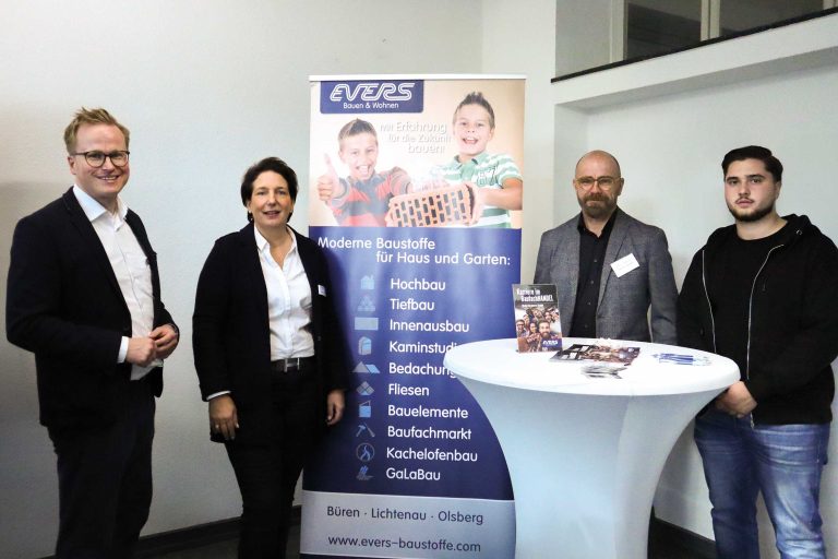 Am Messestand vom Baustoffgroßhandel Ph. Evers GmbH & Co. KG mit Christina Evers (zweite von links) sowie (von links) Michael Kubat von der Stadt Büren, Thomas Münstermann von LEBK und David Sudar, Auszubildender bei Evers (Foto: CAT marketing)