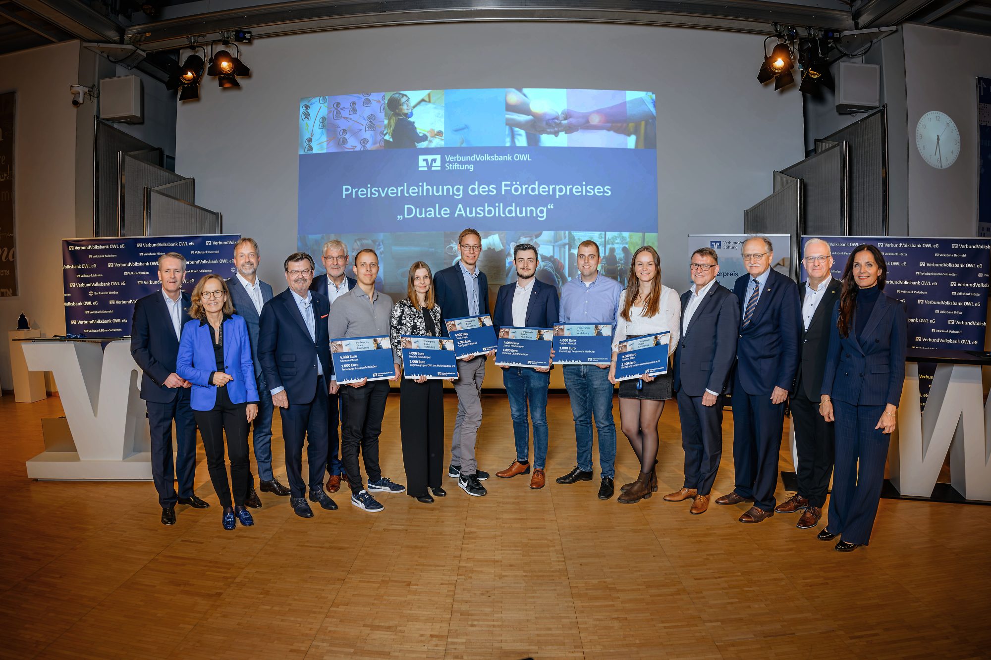 Feierten gemeinsam die erfolgreiche dritte Auflage des Förderprei-ses „Duale Ausbildung“ (v. l.): Frank Sievert, Vorstandsmitglied der Verbundvolksbank OWL und ihrer Stiftung, die Jurymitglieder Pet-ra Pigerl-Radtke, Markus Rempe, Bernd Niemeier und Peter Göd-de, die Förderpreisträgerinnen und -träger Clemens Busse, Daniela Holzkämper, Jonas Nagel, Jannik Wöstemeyer, Torben Mantel und Pauline Böke, die Jurymitglieder Stefan Berens, Dr. Ralf Be-cker und Klaus Götte sowie Ina Kreimer, Vorstandsmitglied der VerbundVolksbank OWL und der Stiftung. (Foto: VerbundVolksbank OWL eG)