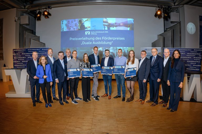 Feierten gemeinsam die erfolgreiche dritte Auflage des Förderprei-ses „Duale Ausbildung“ (v. l.): Frank Sievert, Vorstandsmitglied der Verbundvolksbank OWL und ihrer Stiftung, die Jurymitglieder Pet-ra Pigerl-Radtke, Markus Rempe, Bernd Niemeier und Peter Göd-de, die Förderpreisträgerinnen und -träger Clemens Busse, Daniela Holzkämper, Jonas Nagel, Jannik Wöstemeyer, Torben Mantel und Pauline Böke, die Jurymitglieder Stefan Berens, Dr. Ralf Be-cker und Klaus Götte sowie Ina Kreimer, Vorstandsmitglied der VerbundVolksbank OWL und der Stiftung. (Foto: VerbundVolksbank OWL eG)