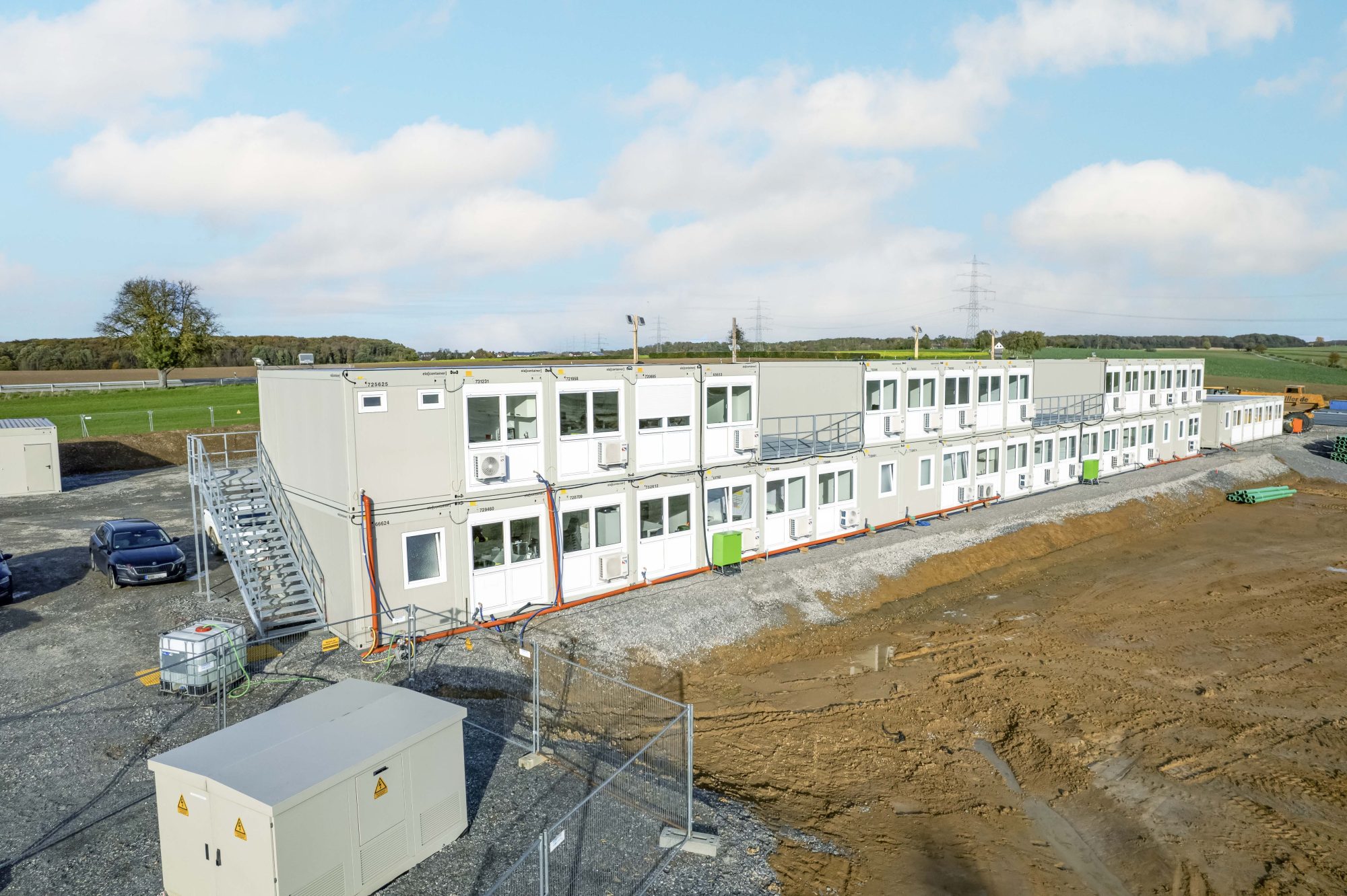 Die Firma Knoll hat das individuell konfigurierte Raumsystem aus 45 ELA Baucontainern für rund 15 Monate gemietet. (Foto: ELA Container)