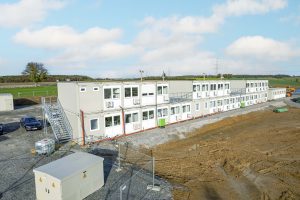 Die Firma Knoll hat das individuell konfigurierte Raumsystem aus 45 ELA Baucontainern für rund 15 Monate gemietet. (Foto: ELA Container)