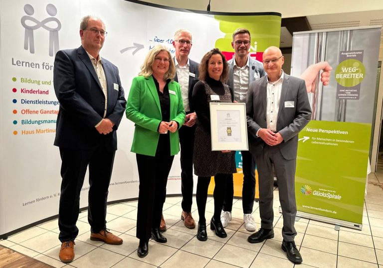 v.l.n.r. Zwilling (Agentur für Arbeit), Rüter und Steingröver (Lernen Fördern e.V), Horstmann und Niehaus (EWG Rheine), Landrat Dr. Sommer als Schirmherr (Foto: EWG Rheine)