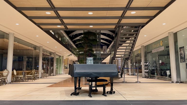 Das vom Förderverein des Bonifatius Hospitals bereitgestellte Piano im Eingangsbereich wird oft von eingeladenen Künstlern, aber auch von Patienten bzw. Besuchern genutzt. Dies unterstützt das helle, freundliche und einladende Ambiente, das stets einen guten ersten Eindruck hinterlassen soll. (Foto: Emslicht)