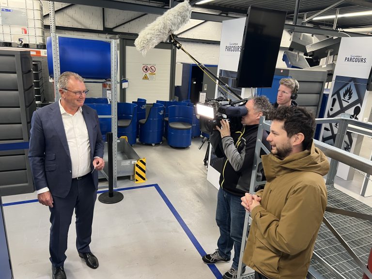 Dreharbeiten in Bad Oeynhausen: Das Filmteam vom WDR zu Gast bei DENIOS (Foto: Denios)