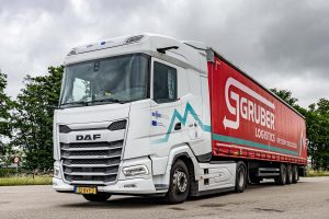 Die JUNA-E-Lkw ergänzen die nachhaltige Flotte von Gruber Logistics und fördern klimafreundliche Logistik im Schwerlastverkehr. (Quelle: Gruber Logistics)