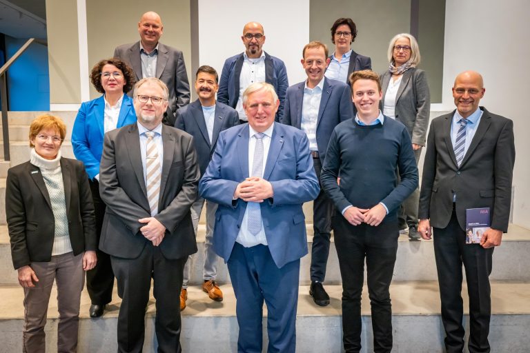 NRW-Gesundheitsminister Karl-Josef Laumann (vorne Mitte) informierte sich an der HSBI beim CareTech OWL-Netzwerk. (Foto: S. Jonek/HSBI)