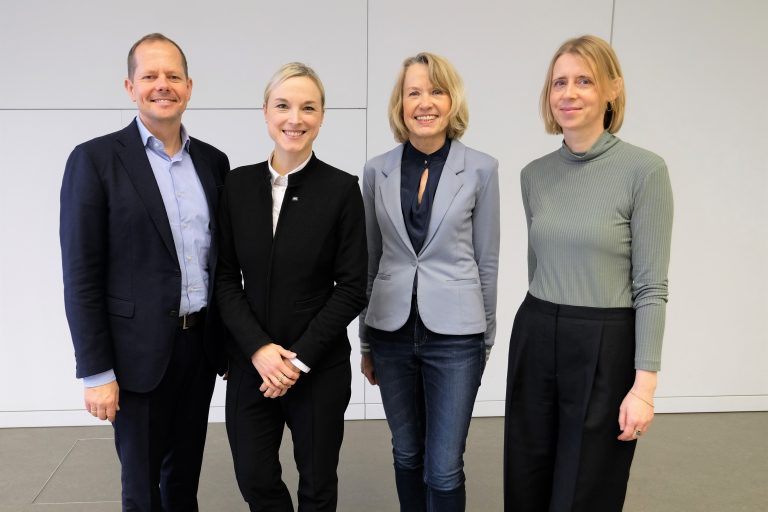 Präsentierten die Ergebnisse der gemeinsamen Umfrage (v.l.n.r.): Prof. Dr. Sascha Armutat, HSBI-Vizepräsidentin Prof. Dr. Natalie Bartholomäus, Brigitte Meier und Ilka Alefsen (beide WEGE mbH). (Foto: HSBI)