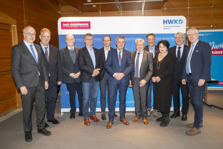 Glückwünsche nach der Wahl für den neuen HWK-Präsidenten Jürgen Kroos (6.v.l.), die Vizepräsidenten Josef Trendelkamp (5.v.l.) und Bernhard Blanke (5.v.r.) und die Vorstandsmitglieder Holger Augustin (r.), Rosemarie Ehrlich, Arnd Neubauer (3. und 4.v.r.), Michael Brüggemann, Robert Wessel und Günther Kremer (2. bis 4.v.l.), von Hauptgeschäftsführer Thomas Banasiewicz (2.v.r.) und stellvertretender Hauptgeschäftsführer Thomas Harten (l.). (Foto: Teamfoto Marquardt/HWK Münster)