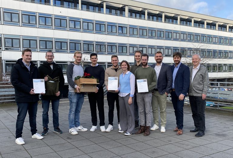 Die ausgezeichneten Studierenden erhielten Glückwünsche von (von rechts): Hans-Rüdiger Munzke, Partner im Weiterbildungsverbund ZUKUNFTmobil, dem betreuenden Professor Jens Schäfer und Michael Volkmann von der Meistro Stiftung. (Foto: Hochschule Osnabrück / Lidia Wübbelmann)