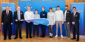Lippes Talente auf der großen NRW-Bühne in Siegen: Walter Viegener (Präsident der IHK Siegen), Martin Raithel (Abteilungsleiter der IHK Lippe), Luca Beuke; Björn Begemann; Manuel Diedrichsen; Pia Müller; Markus Wall; Luca Di Paterniano und Dr. Thilo Pahl (Hauptgeschäftsführer der der IHK Siegen) (v.l.n.r.) (Bildquelle: IHK NRW, IHK Siegen (CS))
