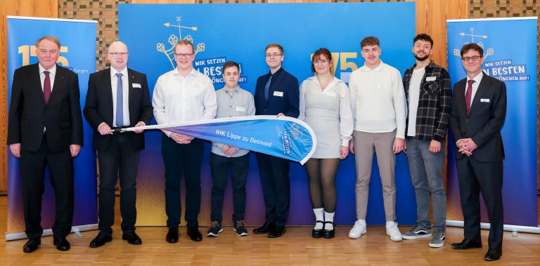 Lippes Talente auf der großen NRW-Bühne in Siegen: Walter Viegener (Präsident der IHK Siegen), Martin Raithel (Abteilungsleiter der IHK Lippe), Luca Beuke; Björn Begemann; Manuel Diedrichsen; Pia Müller; Markus Wall; Luca Di Paterniano und Dr. Thilo Pahl (Hauptgeschäftsführer der der IHK Siegen) (v.l.n.r.) (Bildquelle: IHK NRW, IHK Siegen (CS))