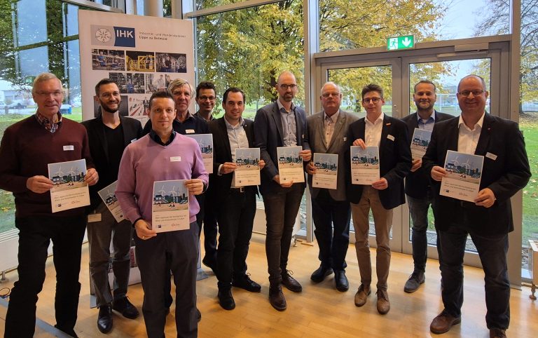 Die anwesenden Mitglieder der Arbeitsgruppe präsentieren die gemeinsam entwickelten Leitlinien (v.l.n.r.): Manfred Korf (Windpark Saalberg), Dr. Patrick Fekete (Westfalen Weser Netz), Eduard Reimer (Weidmüller Interface), Heinz-Friedrich Korf (Windpark Saalberg), Matthias Carl (IHK Lippe), Thorben Blome (Bürgermeister Lügde), Andreas Bunte (Bürgerwind Extertal), Heinrich Wilhelm Tölle (Windex), Tim Rose (Stadtwerke Lemgo), Tobias Priß (Kreis Lippe) und Arne Brand (Landesverband Lippe) (Foto: IHK Lippe)