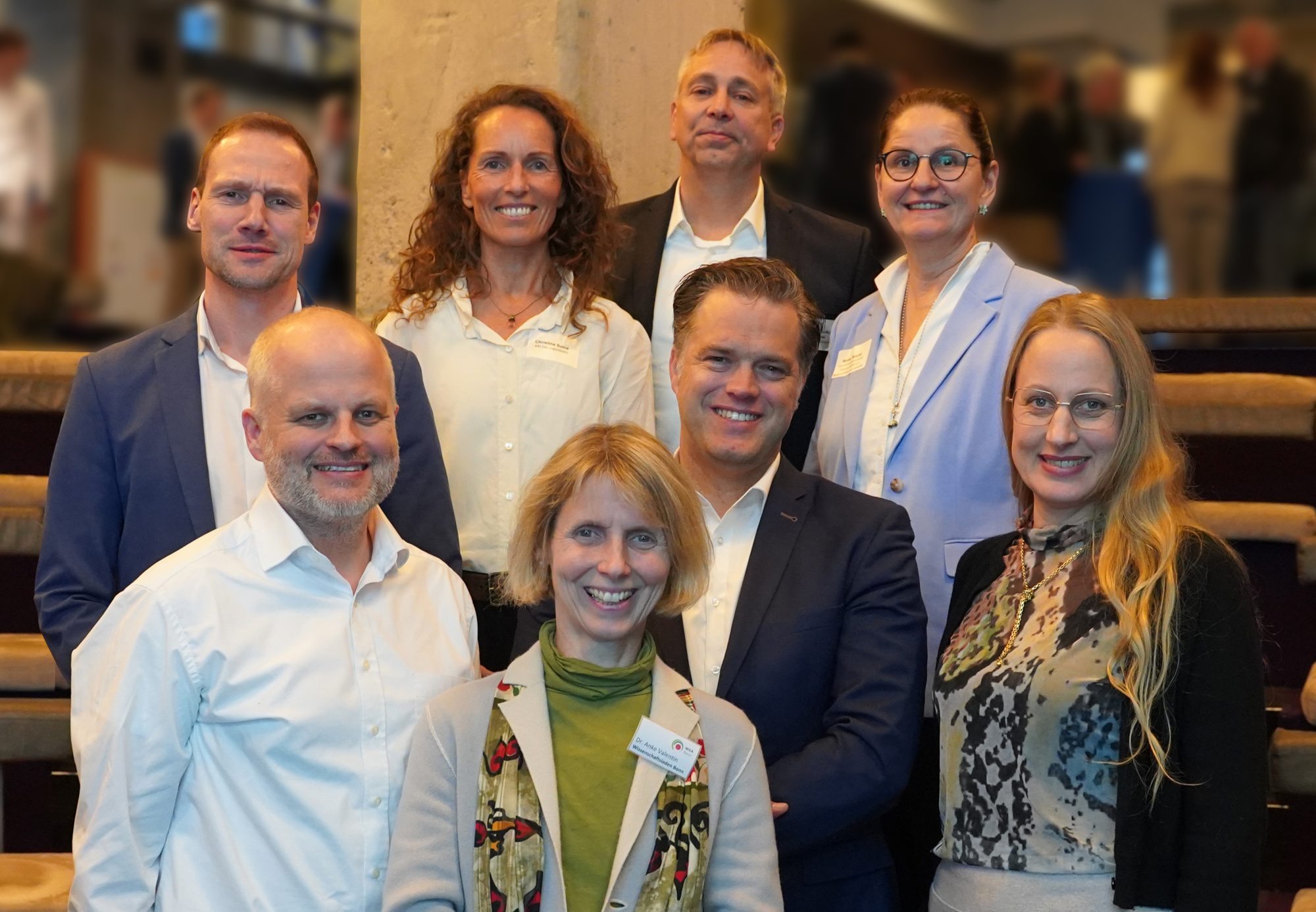 1. Reihe (v.l.n.r.): Prof. Dr. Martin Franz (Universität Osnabrück), Dr. Anke Valentin (WILA), Thimo Weitemeier (Stadt Osnabrück), Anna Kebschull (Landkreis Osnabrück) 2. Reihe (v.l.n.r.): Christian Holterhues (Kreis Steinfurt), Christina Suthe (KNI), Prof. Dr. Kai Michael Griese (Hochschule Osnabrück), Maike Bosold (Bodenbündnis ELSA e. V.) (Foto: Wirtschaftsförderungs- und Entwicklungsgesellschaft Steinfurt mbH (WESt mbH))