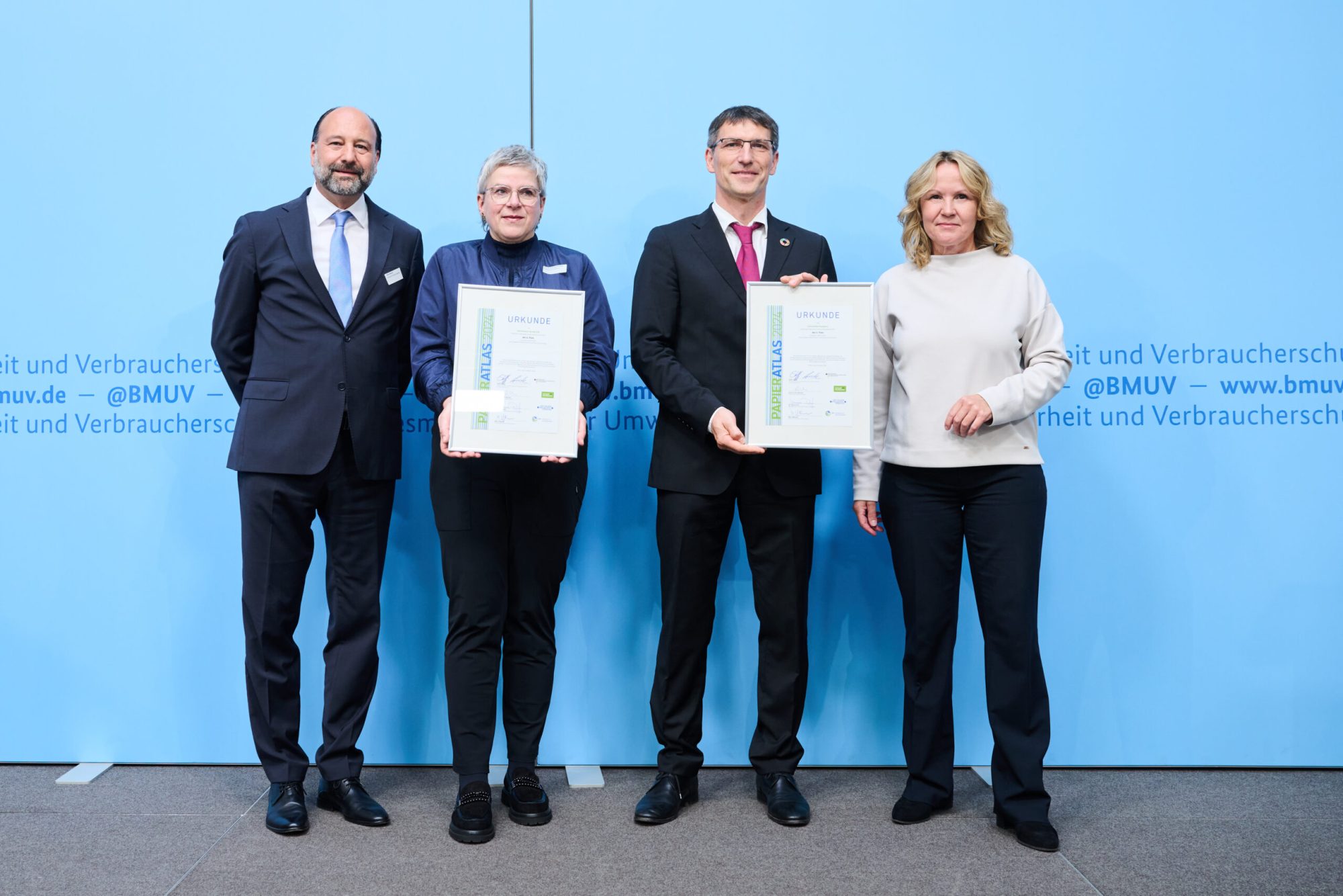 2. Platz der „Recyclingpapierfreundlichsten Hochschulen“ (v.l.n.r.: Marc Gebauer, Sprecher der IPR; Prof. Dr. Susanne Düchting, Vizepräsidentin der Hochschule Osnabrück; Dr. Hilmar Hofmann, Leiter der Stabsstelle Nach-haltigkeit der Universität Konstanz; Bundesumweltministerin Steffi Lemke) (Foto: BMUV/Annette Riedl)