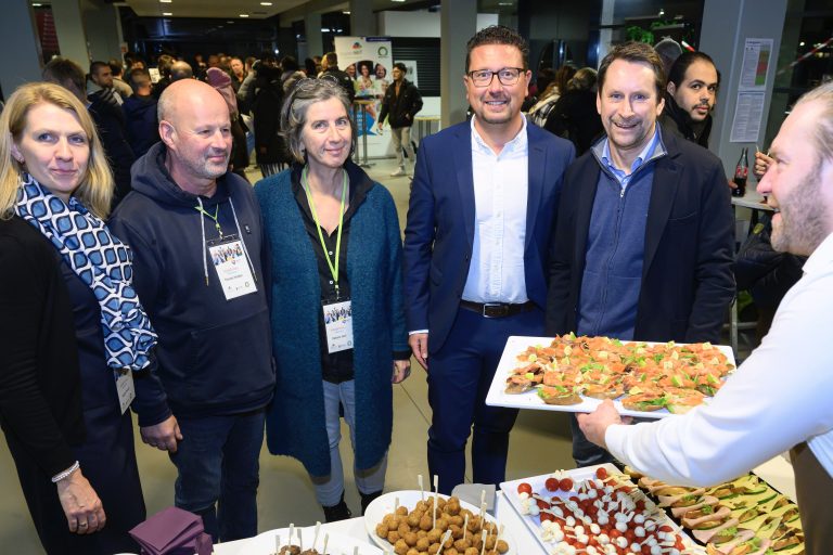 Nadine Nuxoll, Bereichsleiterin Kommunale Arbeitsvermittlung MaßArbeit (v.li.), Thomas Heidker (ArbeitgeberService MaßArbeit), Stefanie Gelli (Migrationszentrum MaßArbeit), MaßArbeit-Vorstand Lars Hellmers und Samtgemeindebürgermeister Michael Bürgel freuten sich über das große Interesse der Betriebe. Auch Arbeitgeber aus der Gastronomie stellten sich in der Artland Arena vor (Foto: MaßArbeit / Hermann Pentermann)