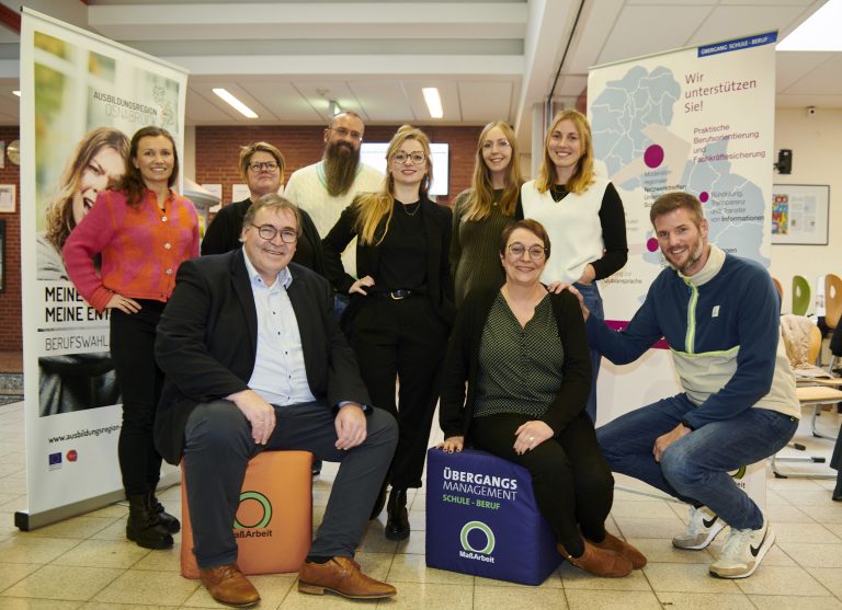 Freuten sich über das große Interesse an den Speed-Meetings (v. li. vorne): Torsten Dimek – Bürgermeister Gemeinde Glandorf, Susanne Steininger – Bereichsleiterin MaßArbeit, Johannes Wolken – Berufsorientierungsbeauftragter – LWS Glandorf, und (v. li. hinten): Marina Mindrup – Ausbildungslotsin MaßArbeit, Kerstin Schäfers – Konrektorin LWS Glandorf, Jörg Ringling - Schulleiter LWS Glandorf, Annika Schüt-te – MaßArbeit, Carolin Pieper – Ausbildungslotsin MaßArbeit, Lena Asplan – Schulsozialarbeiterin LWS Glandorf. (Foto: Uwe Lewandowski / MaßArbeit)