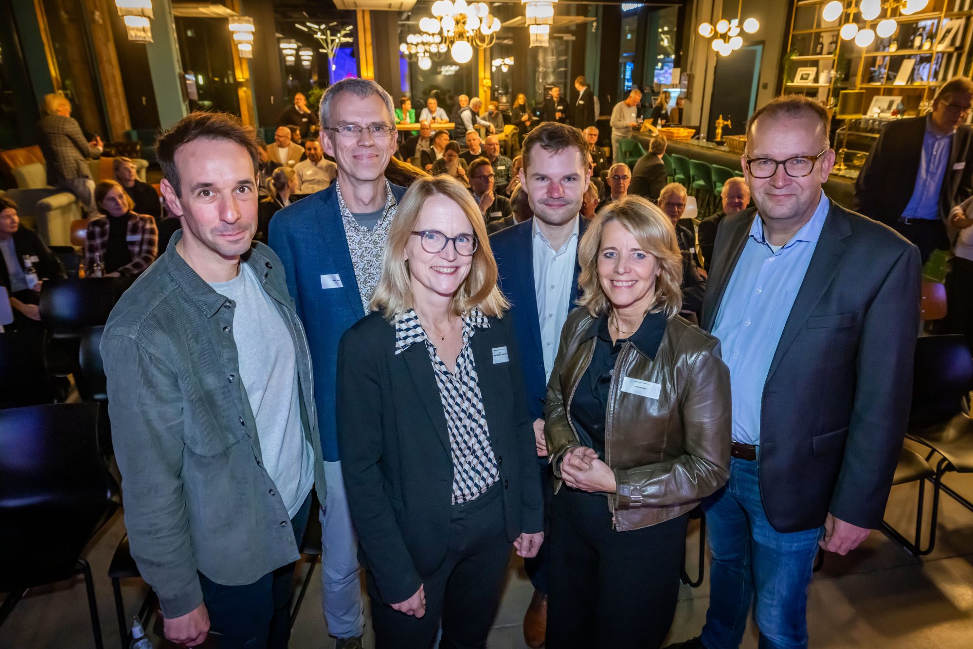 Sicherheit in Bielefeld stand im Mittelpunkt der Gespräche von Moderator Timo Fratz, Ordnungsamtsleiter Maik Maschmeier, Polizeipräsidentin Dr. Sandra Müller-Steinhauer, Jan-Gert Hein, Geschäftsführer Drogenberatung e. V., Verkehrsvereinsvorsitzende Ursula Pasch und Martin Knabenreich, Geschäftsführer des Verkehrsvereins (v. l.). (Foto: Bielefeld Marketing | Sarah Jonek)