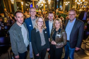 Sicherheit in Bielefeld stand im Mittelpunkt der Gespräche von Moderator Timo Fratz, Ordnungsamtsleiter Maik Maschmeier, Polizeipräsidentin Dr. Sandra Müller-Steinhauer, Jan-Gert Hein, Geschäftsführer Drogenberatung e. V., Verkehrsvereinsvorsitzende Ursula Pasch und Martin Knabenreich, Geschäftsführer des Verkehrsvereins (v. l.). (Foto: Bielefeld Marketing | Sarah Jonek)