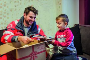 Seit mehr als 30 Jahren bringt der Johanniter-Weihnachtstrucker Hilfspakete in die ärmsten Regionen Südosteuropas, um Menschen Hoffnung zu schenken (Foto: Nicole Endres)