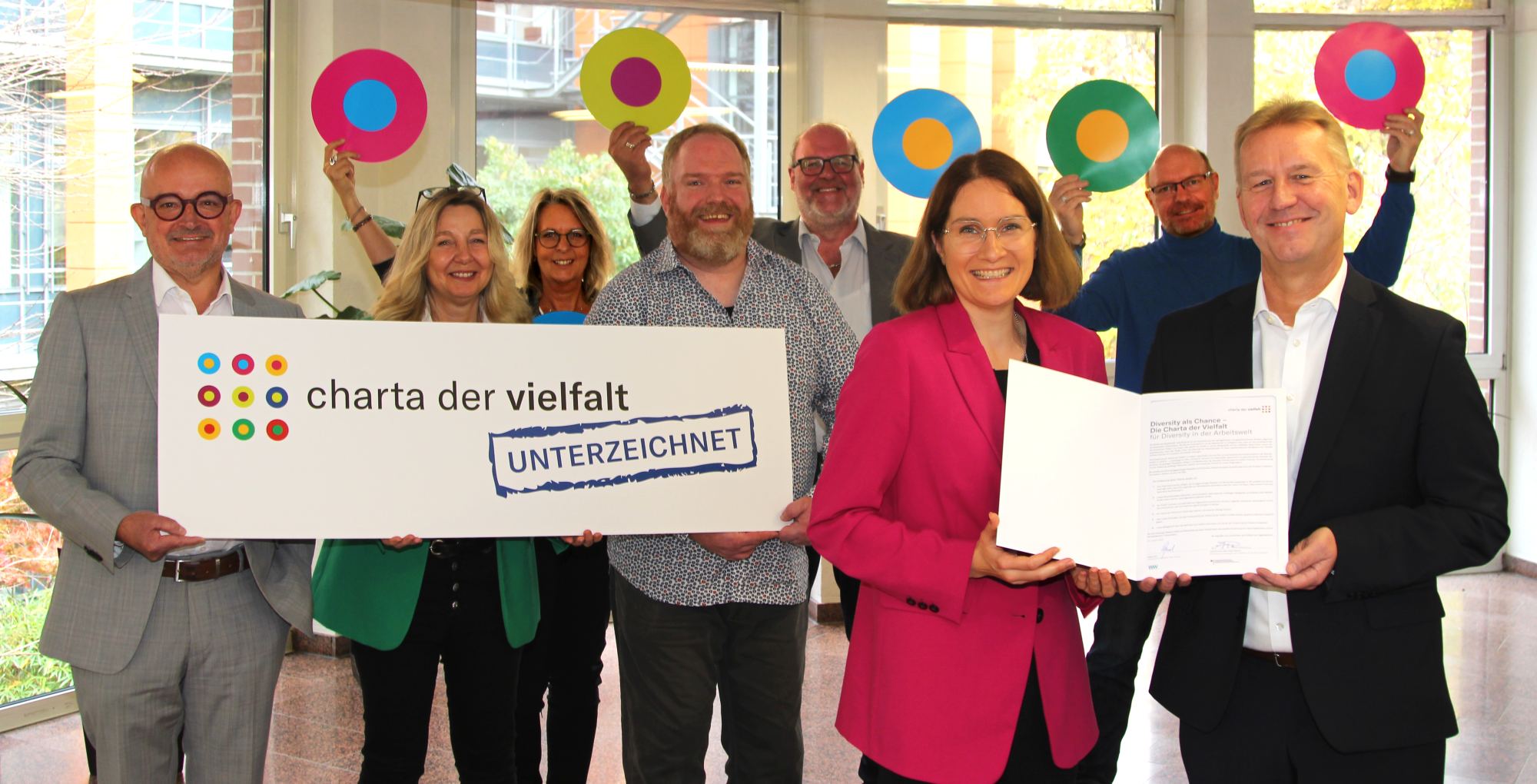 Freuen sich über die Unterzeichnung der Charta der Vielfalt: v.l.n.r.: Andreas Speith (Geschäftsführer Westfalen Weser Netz), Heike Nettingsmeier (Schwerbehindertenvertretung), Sonja Kelsner (2. Stellvertretende Vorsitzende Betriebsrat), Ole Diestelhorst (Schwerbehindertenvertretung), Peter Schmitz (Vorsitzender Betriebsrat), Lena Marie Küting (Gleichstellungsbeauftragte), Olaf Wortmann (1. Stellvertretender Vorsitzender Betriebsrat) und Jürgen Noch (Geschäftsführer von Westfalen Weser Energie) (Foto: Westfalen Weser)