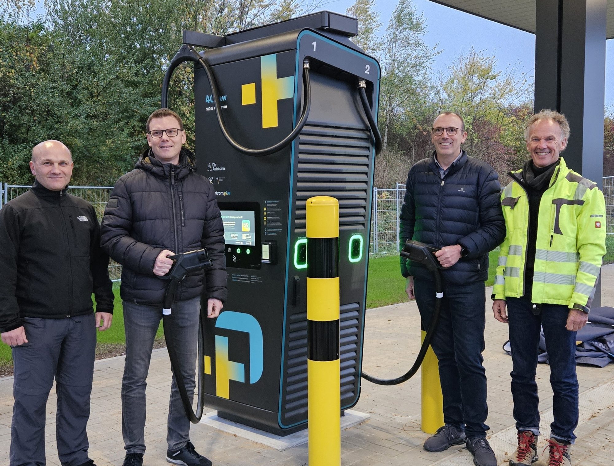 Sorgen für schnelles und bequemes Laden an unbewirtschafteten Rastplätzen an Autobahnen: Hans Hübert, Andreas Stoller, Mike Süggeler und Michael Rüngeler von Westfalen Weser Ladeservice (v. l.). (Foto: WestfalenWeser)