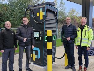 Sorgen für schnelles und bequemes Laden an unbewirtschafteten Rastplätzen an Autobahnen: Hans Hübert, Andreas Stoller, Mike Süggeler und Michael Rüngeler von Westfalen Weser Ladeservice (v. l.). (Foto: WestfalenWeser)