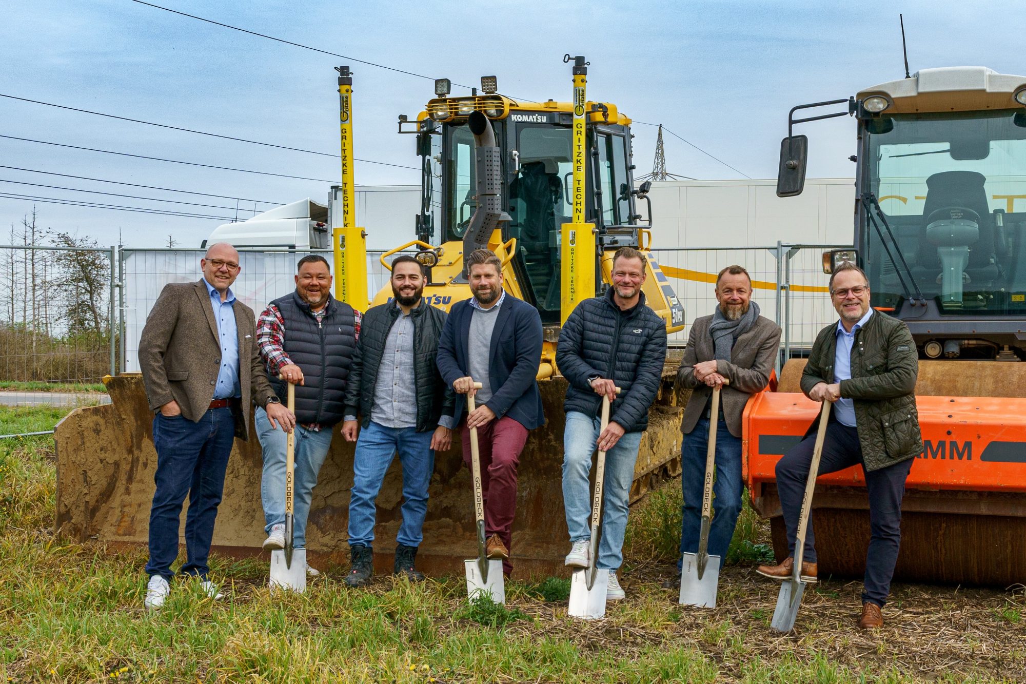 Spatenstich für den neuen Wittich-Standort. Zusammen mit Inhaber und Ge-schäftsführer Matthias Wittich (Zweiter von rechts) freuen sich Von links: Thors-ten Rahn, Geschäftsführer Wittich GmbH, Sebastian Jock, Verkaufsleiter Nord der Wittich GmbH, Georg Gapoyan, Bau- und Projektleiter Goldbeck, Marc Schu-mann, Goldbeck, Sebastian Beckemeyer, Außendienstverkäufer Wittich Petersha-gen und Sebastian Ernst, Rusche & Ernst Architekten, auf den neuen Standort. (Foto: Fritz Wittich GmbH)