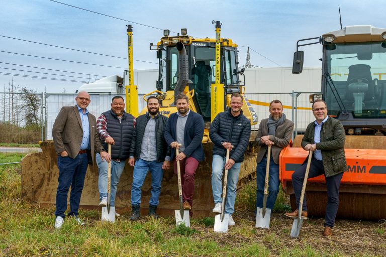 Spatenstich für den neuen Wittich-Standort. Zusammen mit Inhaber und Ge-schäftsführer Matthias Wittich (Zweiter von rechts) freuen sich Von links: Thors-ten Rahn, Geschäftsführer Wittich GmbH, Sebastian Jock, Verkaufsleiter Nord der Wittich GmbH, Georg Gapoyan, Bau- und Projektleiter Goldbeck, Marc Schu-mann, Goldbeck, Sebastian Beckemeyer, Außendienstverkäufer Wittich Petersha-gen und Sebastian Ernst, Rusche & Ernst Architekten, auf den neuen Standort. (Foto: Fritz Wittich GmbH)