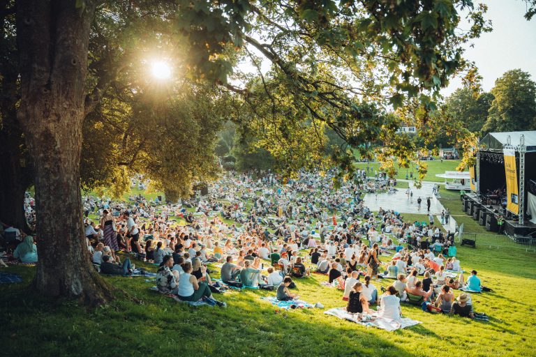 Bei den beiden Konzerten von den Bielefelder Philharmonikern und von dem WDR Funkhausorchester ist es möglich, die Atmosphäre im Grünen mit einem mitgebrachten Picknick auf Decken zu genießen (Foto: Bielefeld Marketing | Tim Fröhlich)