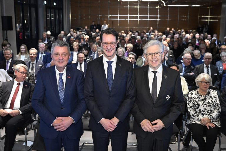 Würdigung von Ehrenpräsident Hans Hund (r.) und Glückwünsche für Präsident Jürgen Kroos (l.) von NRW-Ministerpräsident Hendrik Wüst (M.) bei der Handwerkskammer Münster (Foto: © Andreas Buck/HWK Münster)