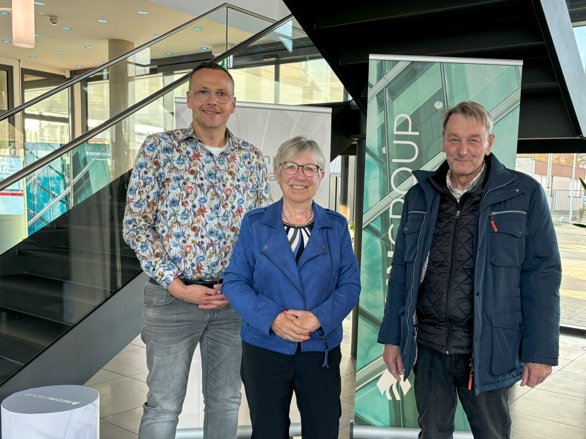 v.r n.l.: Herr Flüchter, Frau Winter – beide Sozialpunkt, Herr Pieper, DEOS AG (Foto: DEOS AG)