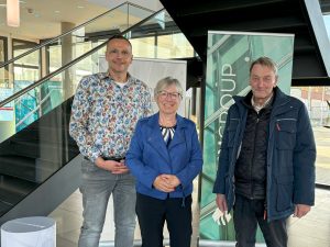 v.r n.l.: Herr Flüchter, Frau Winter – beide Sozialpunkt, Herr Pieper, DEOS AG (Foto: DEOS AG)