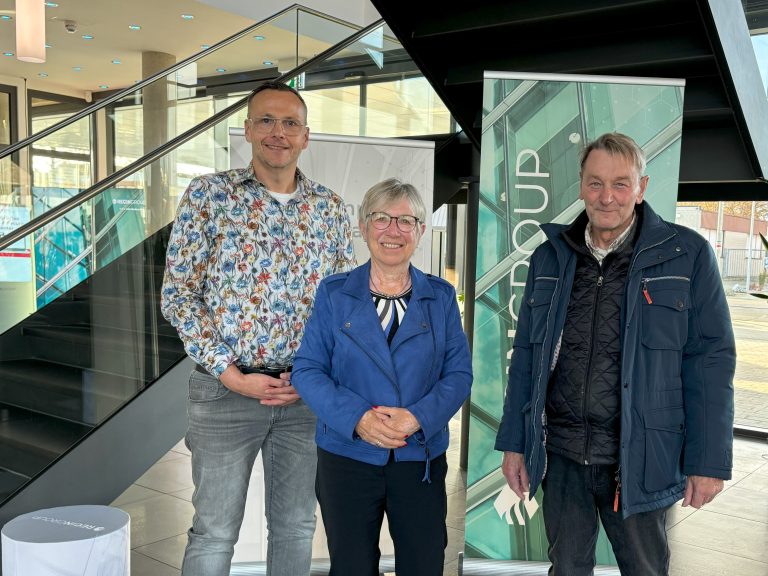 v.r n.l.: Herr Flüchter, Frau Winter – beide Sozialpunkt, Herr Pieper, DEOS AG (Foto: DEOS AG)