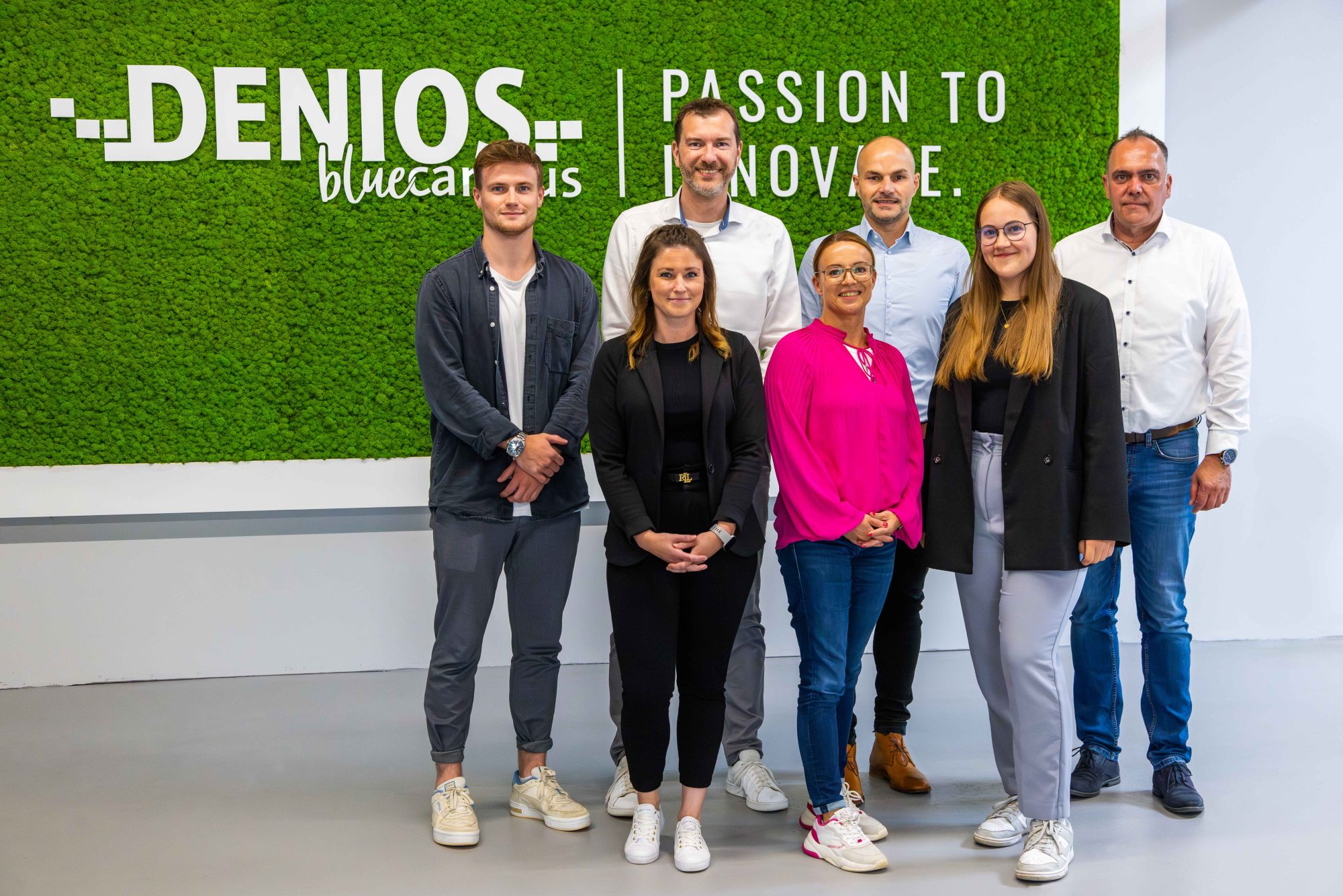 Das Nachhaltigkeits-Team bei DENIOS (v.l.n.r.): Marten Kollmeier, Jana Groneberg, Oliver Rose, Helgard Meffert, Ingo Schlutter, Melina Wegner & Horst Rose (Foto: DENIOS)