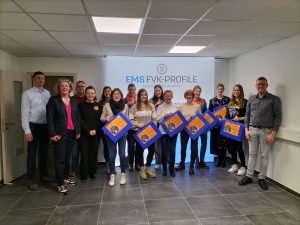 Für den Unterricht gerüstet: Die Fortbildung bei der Firma EMS FVK-Profile fand auf Einladung des Kunststoffnetzwerks der Ems-Achse statt. (Foto: Kunststoffnetzwerk Ems-Achse)
