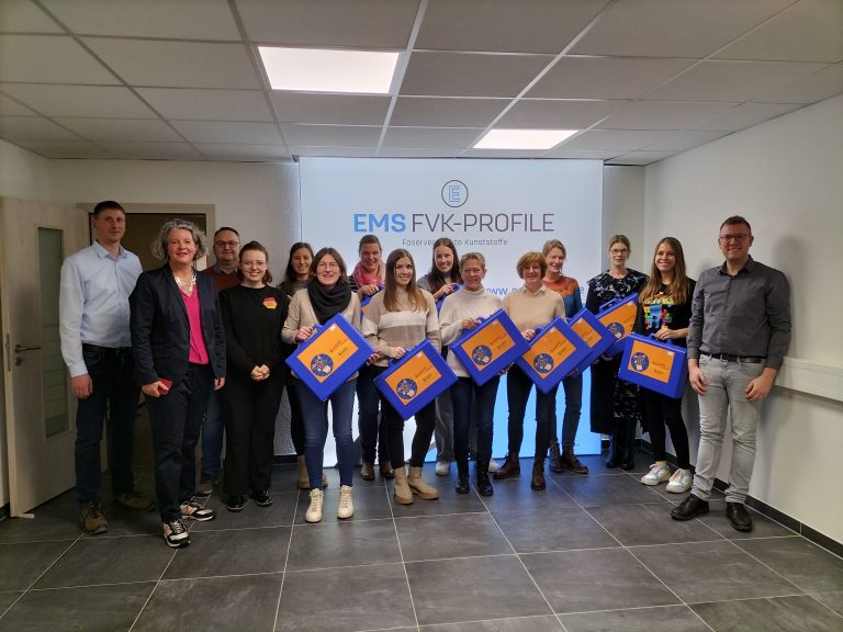 Für den Unterricht gerüstet: Die Fortbildung bei der Firma EMS FVK-Profile fand auf Einladung des Kunststoffnetzwerks der Ems-Achse statt. (Foto: Kunststoffnetzwerk Ems-Achse)