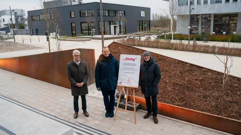 v.l. Wolfgang Feldmann, Niederlassungsleiter Bau- und Liegenschaftsbetrieb NRW (BLB NRW), Professor Dr. Jürgen Krahl, Präsident der Technischen Hochschule Ostwestfalen-Lippe (TH OWL) und Professor Ernst Thevis (Künstler, Bildhauer und Professor an der TH OWL) haben das Kunstwerk "Dialog" eingeweiht. (Foto: TH OWL)