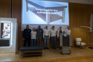 Die traditionelle Holzausstellung 2024 ist eröffnet. Drei Gruppen der Fachschule für Holztechnik präsentierten ihre Arbeiten am Eröffnungsabend. (Foto: FFB / Johannes Fotografie)
