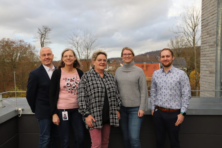 Verabschiedeten Gudula Meckes (Mitte): v.l.n.r.: Bernd Kürpick, Geschäftsleiter, Michaela Lehnert, Be-reichsleiterin Digitalisierung und Innovation, Swetlana Fischer, Bereichsleiterin Personal und Ausbildung, und Personalratsmitglied Daniel Tielker. (Foto: OWL-IT)