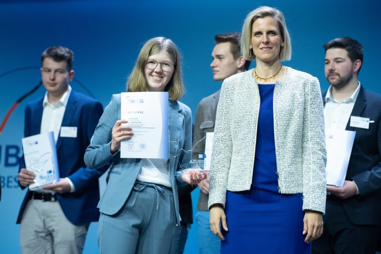 Pia Rissiek vom Bau- und Dienstleistungsunternehmen Goldbeck gehört zu den besten Azubis in Deutschland. Swaantje Creusen (rechts), Vorsitzende des DIHK-Bildungsausschusses, hat sie bei der Nationalen Bestenehrung in Berlin ausgezeichnet. (Foto: DIHK / Schicke / Plambeck)