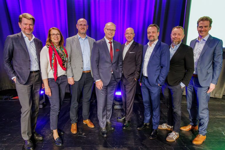 Das Präsidium des Gesamtverband Autoteile-Handel (GVA) mit Geschäfts-führer: (von links) Dr. Christian Schäferbarthold, Isabel Brockmann-Metzger, Bastian Müller, Thomas Vollmar, Geschäftsführer Dirk Scharmer, Martin Matthies, Matthias Wittich und Jörg Neimcke. (Foto: GVA)