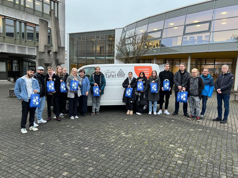 Beteiligte Schülerinnen und Schüler, Judith Walker (Organisatorin), Pia Plewka (stellv. Schulleiterin), Mitarbeiter der Tafel Bad Salzuflen (ganz rechts) (Foto: HANSE-Berufskolleg)