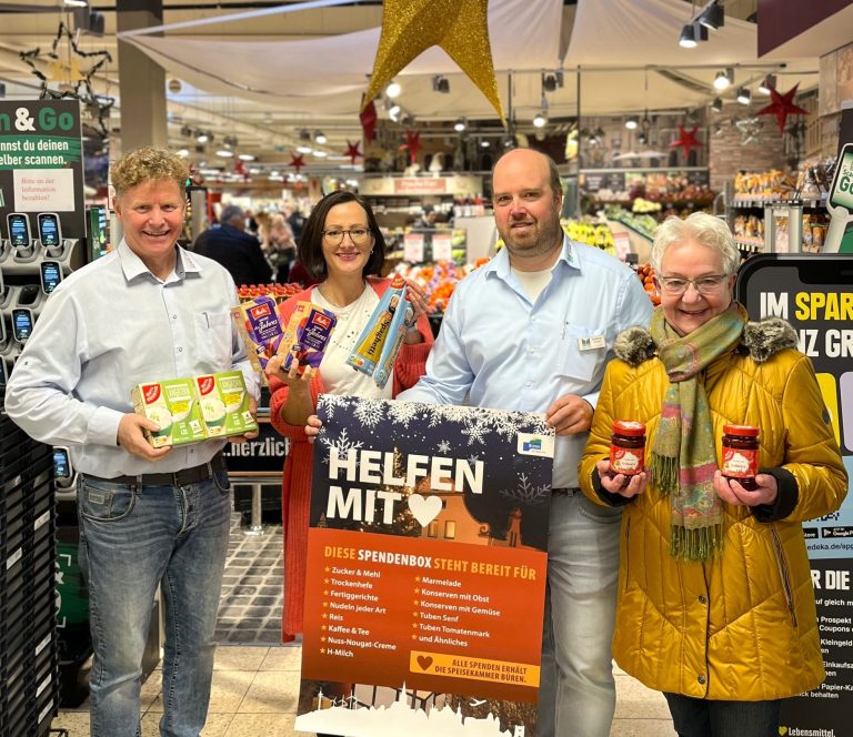 Ab sofort werden im Marktkauf Spenden für die Speisekammer Büren entgegengenommen. Von links: Richard Hesse (Geschäftsführer Marktkauf), Isabel Schulte (Stadtmarketing Büren), Matthias Ebnet (Marktleiter Marktkauf) und Ingrid Bischof (Speisekammer Büren). (Foto: Stadt Büren)