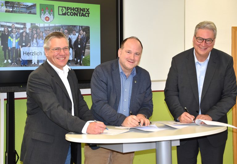 Freuen sich über die Fortsetzung der erfolgreichen Kooperation: Michael Hanke, Christoph Dolle, Boris Hagemeier (von links nach rechts) (Foto: Phoenix Contact GmbH & Co.KG)