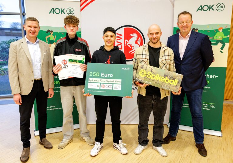 Erfolgreich beim landesweiten Laufabzeichenwettbewerb für den Kreis Lippe: Die August-Hermann-Francke-Hauptschule aus Detmold wurde im SportCentrum Kaiserau in Kamen ausgezeichnet: (von links) Frank Simolka (Unternehmensbereichsleiter Kunde & Markt der AOK NordWest), John Andre Fast, Sascha Fingberg, Lehrer Stefan Pauls und Wilfried Busch (Geschäftsführer FLVW). (Foto: Holger Jacoby (FLVW)/hfr.)