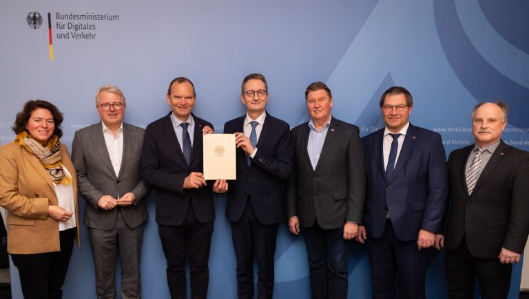 MdB Kerstin Vieregge, MdB Frank Schäffler, TH-OWL-Präsident Professor Jürgen Krahl, Staatssekretär Stefan Schnorr, MdB Jürgen Berghahn, TH-OWL-Vizepräsident Professor Stefan Witte sowie Gesamtprojektleiter Professor Thomas Schulte (v.l.). (Foto: Bundesministerium für Digitales und Verkehr (BMDV) )