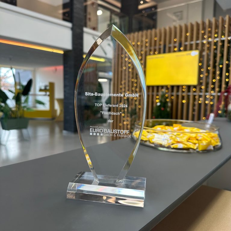 Die Auszeichnung der Eurobaustoff-Fachgruppe Dach & Fassade steht jetzt bei Sita in Rheda-Wiedenbrück. (Foto: SITA)