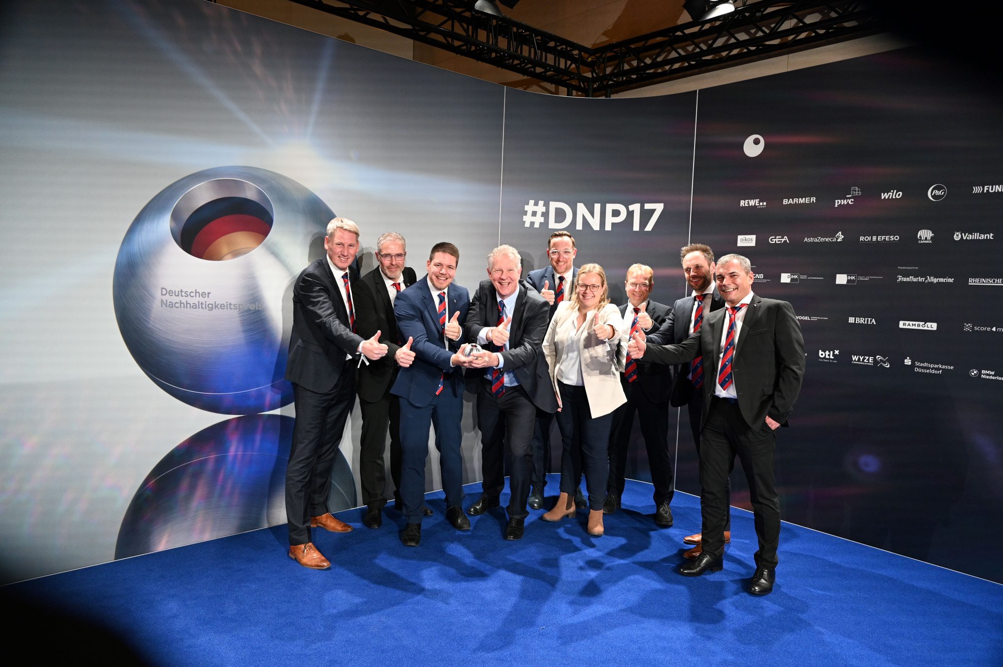 Andreas Schmitz und Team freuen sich gemeinsam über diese hervorragende Auszeichnung (Foto: Schmitz Cargobull)