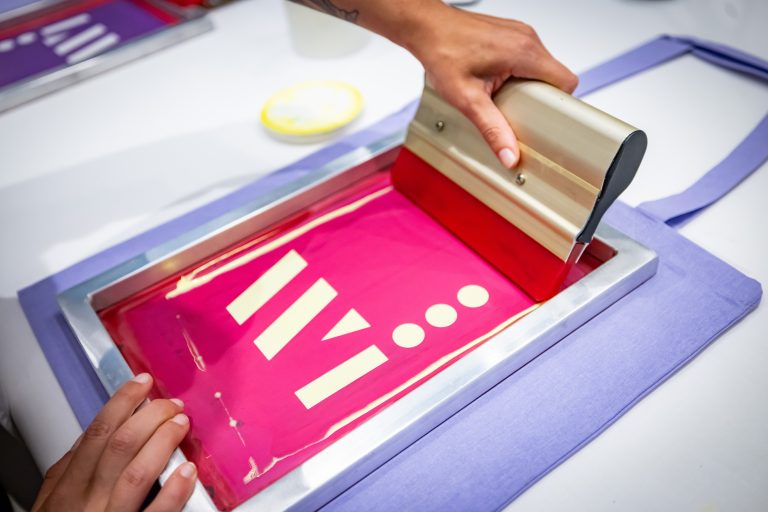 Im Kreativ-Werk Textil der Wissenswerkstadt finden wieder die begehrten Siebdruck-Schnupperkurse statt (Foto: Wisssenswerkstadt/Sarah Jonek)